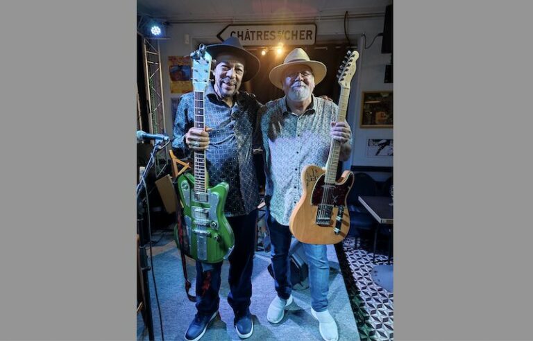 John Primer offre une guitare au Musée européen du blues